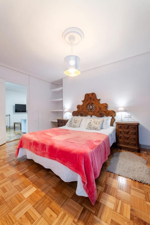 Bed, TV and multimedia, Photo of the whole room, Bedroom