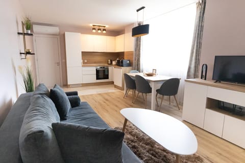 Communal lounge/ TV room, TV and multimedia, Kitchen or kitchenette, Living room, Seating area, Dining area, minibar, pet friendly, stove
