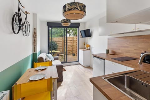 Seating area, dishwasher, oven