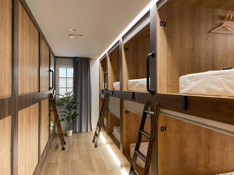 Bed, Photo of the whole room, Bedroom, bunk bed, towels