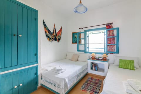 Bed, Decorative detail, Bedroom, towels, wardrobe