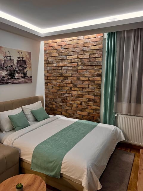Bed, TV and multimedia, Living room