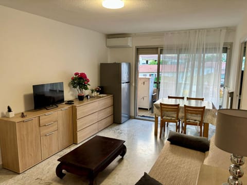 TV and multimedia, Living room, Seating area, Dining area, air conditioner