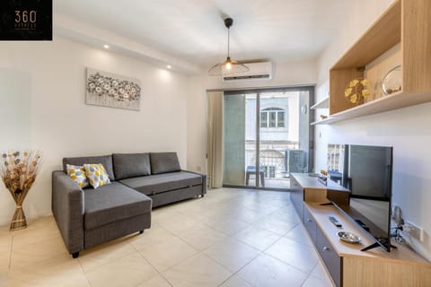 Communal lounge/ TV room, TV and multimedia, Kitchen or kitchenette, Living room, Seating area, Evening entertainment, hair dresser, air conditioner