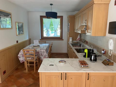 Coffee/tea facilities, Kitchen or kitchenette, Dining area, dishwasher, microwave, oven, stove