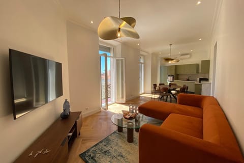 TV and multimedia, Seating area, air conditioner