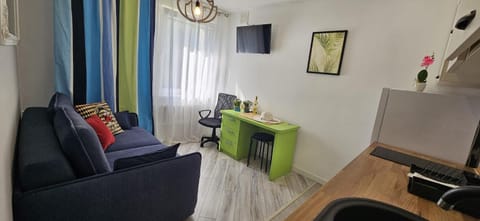 TV and multimedia, Kitchen or kitchenette, Living room, Seating area