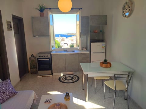 Kitchen or kitchenette, Living room, Seating area