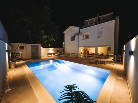 Property building, Pool view, Swimming pool, sunbed