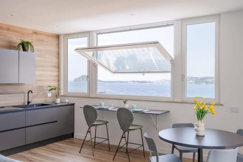 Communal lounge/ TV room, Natural landscape, TV and multimedia, Kitchen or kitchenette, Dining area, Sea view, stove