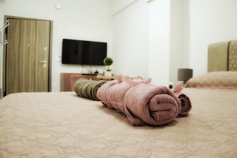 Bed, TV and multimedia, Photo of the whole room, Bedroom, towels