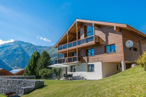 Property building, Day, Neighbourhood, Natural landscape, Summer, Balcony/Terrace