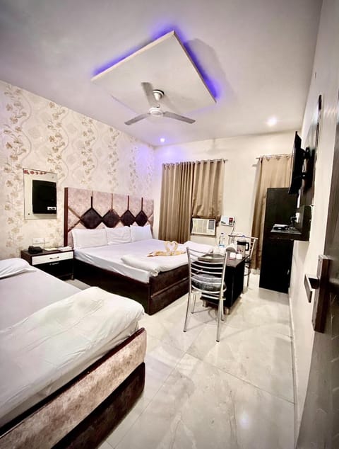 Bed, TV and multimedia, Photo of the whole room, Bedroom, towels