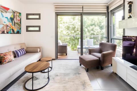 Day, TV and multimedia, Balcony/Terrace, Living room, Decorative detail, Seating area, Quiet street view