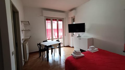 Bed, TV and multimedia, Photo of the whole room, Dining area, Bedroom, towels