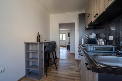 Kitchen or kitchenette, dishwasher, minibar, stove