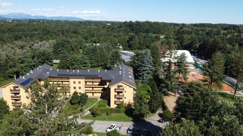 Property building, Neighbourhood, Bird's eye view, Garden, Tennis court, Mountain view, Parking