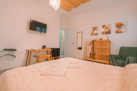 Bed, TV and multimedia, Seating area, Bedroom, wardrobe