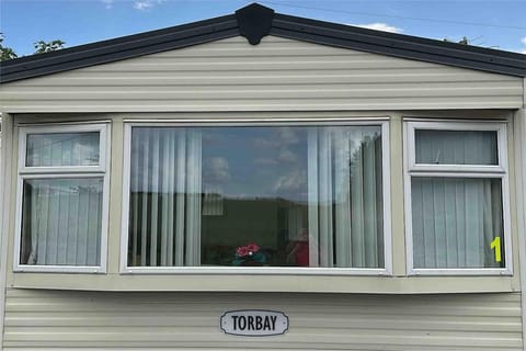 4-Bedroom Cosalt Located in Uddingston, Glasgow at Maryville Caravan Site Apartment in Glasgow