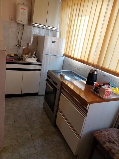 Coffee/tea facilities, oven, stove, kitchen