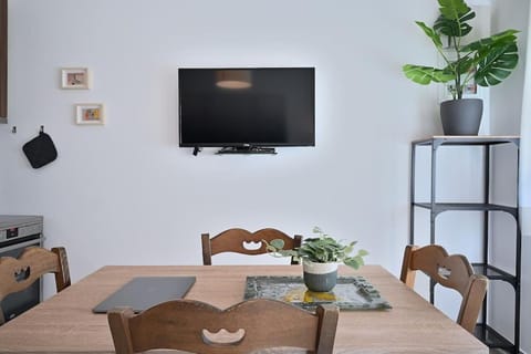 Seabreeze apartment in Palaio Faliro/ Netflix Apartment in Alimos