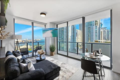 View (from property/room), Balcony/Terrace, Living room, Seating area, Dining area, City view, Sea view