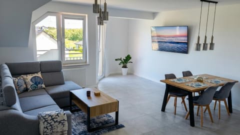 TV and multimedia, Living room, Seating area, Dining area