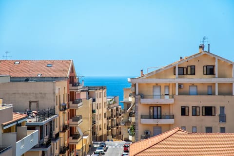 Property building, Day, Neighbourhood, Sea view, Street view, Location