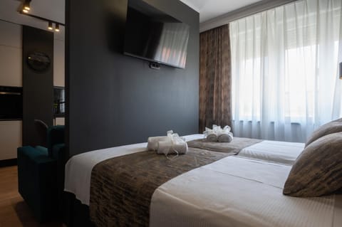 Bed, TV and multimedia, Photo of the whole room, Bedroom, towels