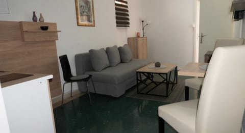 TV and multimedia, Kitchen or kitchenette, Living room, Seating area