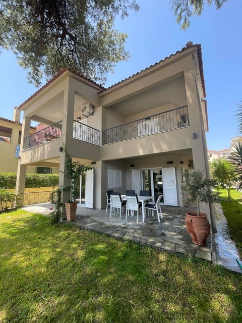 Property building, Patio, Garden, Balcony/Terrace, Garden view