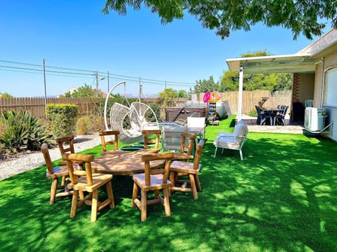 Garden, Seating area, sunbed