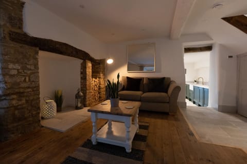 Cosy Country Townhouse in Woodstock House in West Oxfordshire District