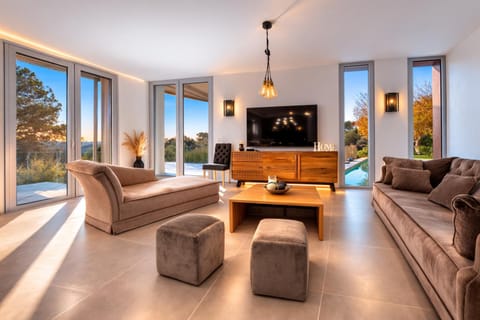 Communal lounge/ TV room, TV and multimedia, Living room, Seating area