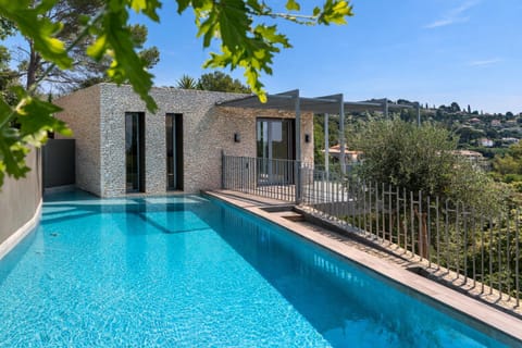 Property building, Patio, Day, Natural landscape, Pool view, Swimming pool, sunbed