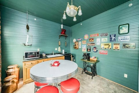 The Long Run - 2 CA King Sized Beds+ - Sleeps 8-10 Apartment in Madison Heights