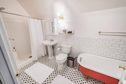 The Long Run - 2 CA King Sized Beds+ - Sleeps 8-10 Apartment in Madison Heights