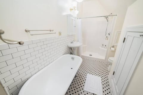 The Long Run - 2 CA King Sized Beds+ - Sleeps 8-10 Apartment in Madison Heights