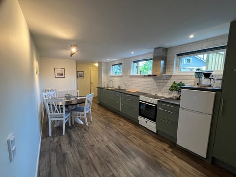 Kitchen or kitchenette, Dining area, stove