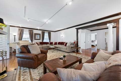 TV and multimedia, Living room, Seating area