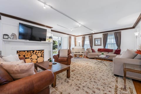 TV and multimedia, Living room, Seating area, Evening entertainment