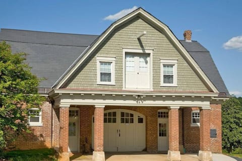 Desperado - CA King Size Bed - Sleeps 2-4 Apartment in Madison Heights