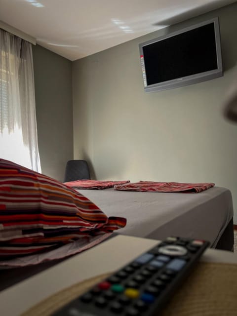 Bed, TV and multimedia, Evening entertainment, Bedroom