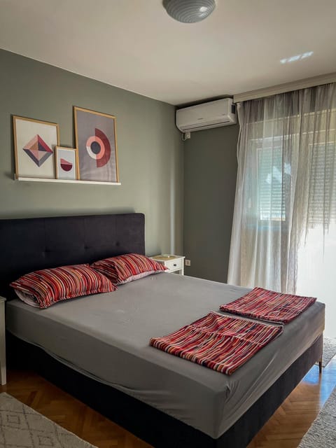 Bed, Photo of the whole room, Bedroom, air conditioner