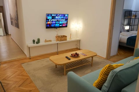 TV and multimedia, Living room, Evening entertainment