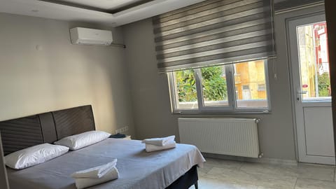 Bed, Photo of the whole room, internet, towels, air conditioner