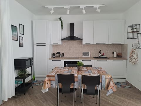 Kitchen or kitchenette, Dining area, dishwasher, minibar, pet friendly, stove