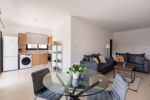 Kitchen or kitchenette, Living room, Seating area, Dining area, minibar, oven, pet friendly, stove, washing machine