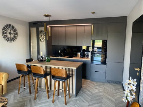 Kitchen or kitchenette, Dining area, minibar, stove