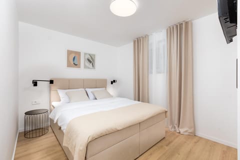 Bed, TV and multimedia, Bedroom